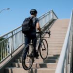 自転車で歩道橋を安全に通行する方法と法律知識を解説