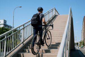 自転車で歩道橋を安全に通行する方法と法律知識を解説
