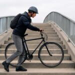 歩道橋で自転車は押して歩く？ルール違反と安全な利用方法を解説