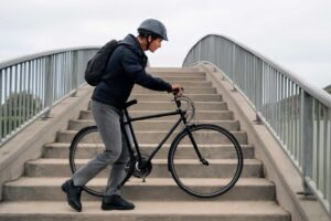 歩道橋で自転車は押して歩く？ルール違反と安全な利用方法を解説