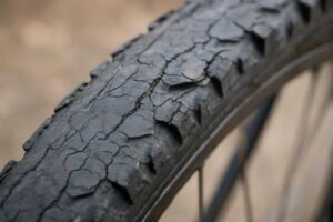 自転車タイヤのひび割れは危険？許容範囲と交換時期を徹底解説