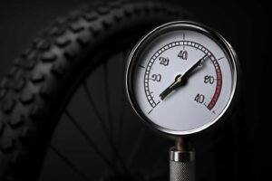 SRAM空気圧の完全ガイド｜正しい設定で走行性能を劇的に向上させる方法