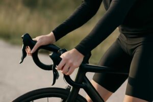 自転車のハンドルの高さを調整して快適な乗り心地を実現する方法