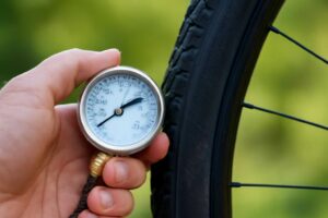 スラム空気圧の正しい調整法｜パンク予防と走行性能を同時に向上させるコツ
