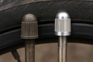 自転車のタイヤキャップ選びで快適性が激変する理由と正しい付け方