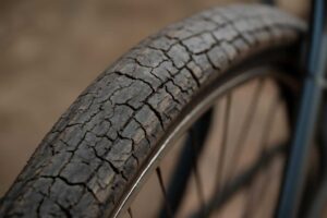 自転車タイヤのひび割れは危険信号！原因と対策を完全ガイド